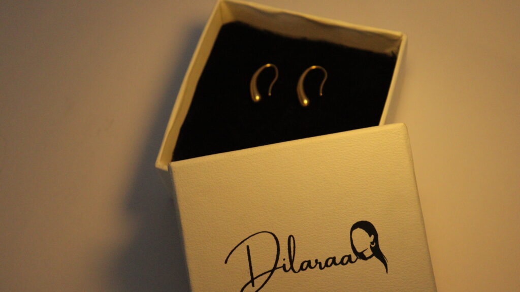 dilaraa-18k-gold-plated-curve-studs