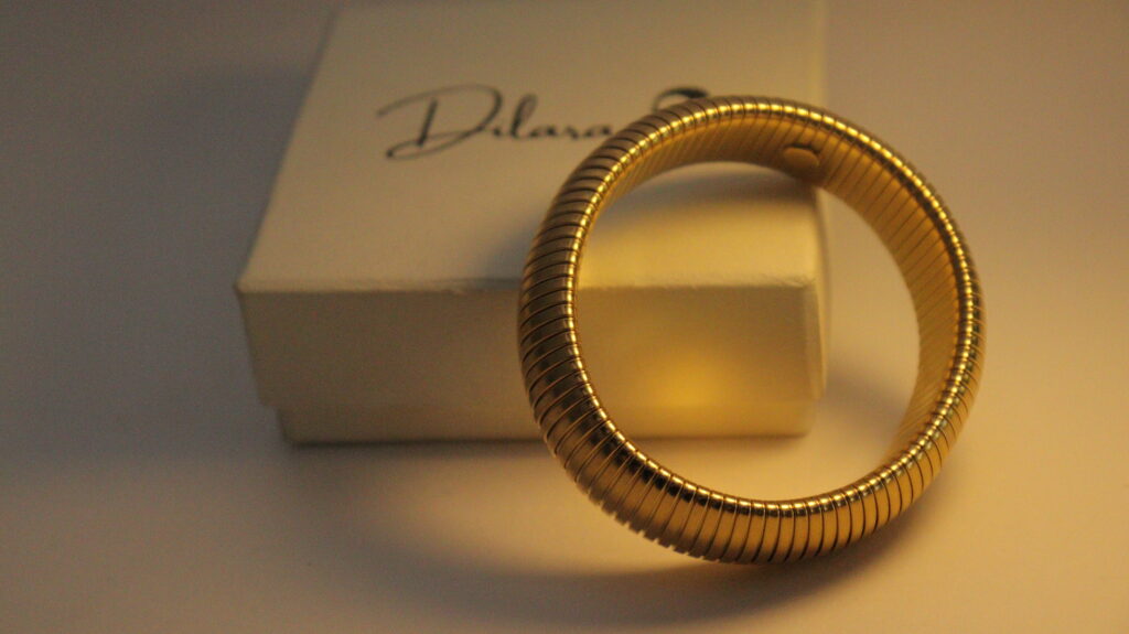 dilaraa-gold-ribbed-bangle