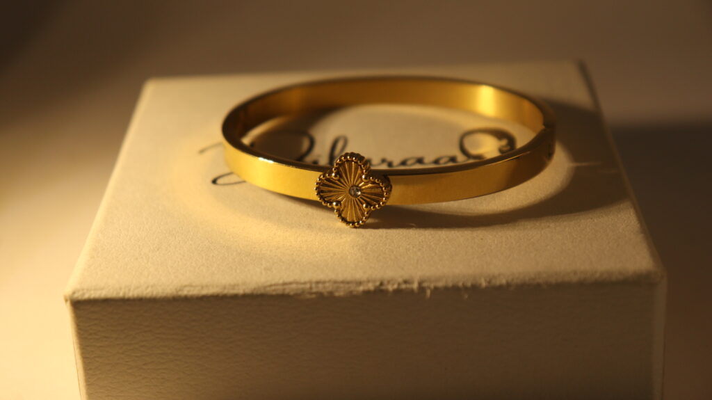 dilaraa-18k-gold-plated-clover-bracelet
