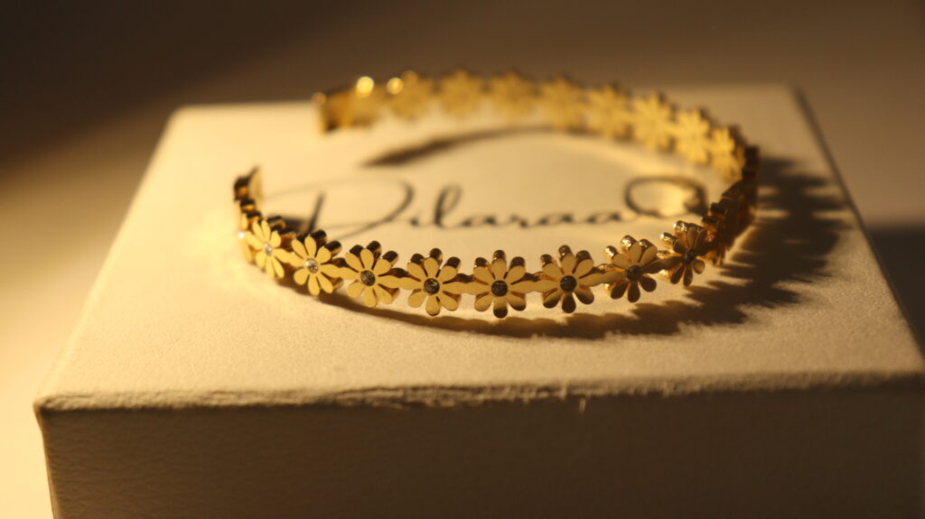 dilaraa-18k-gold-plated-floral-bracelet