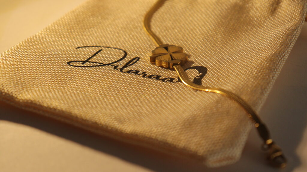 dilaraa-18k-gold-plated-clover-snake-chain-bracelet