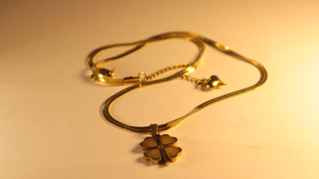 dilaraa-18k-gold-plated-clover-snake-chain-necklace