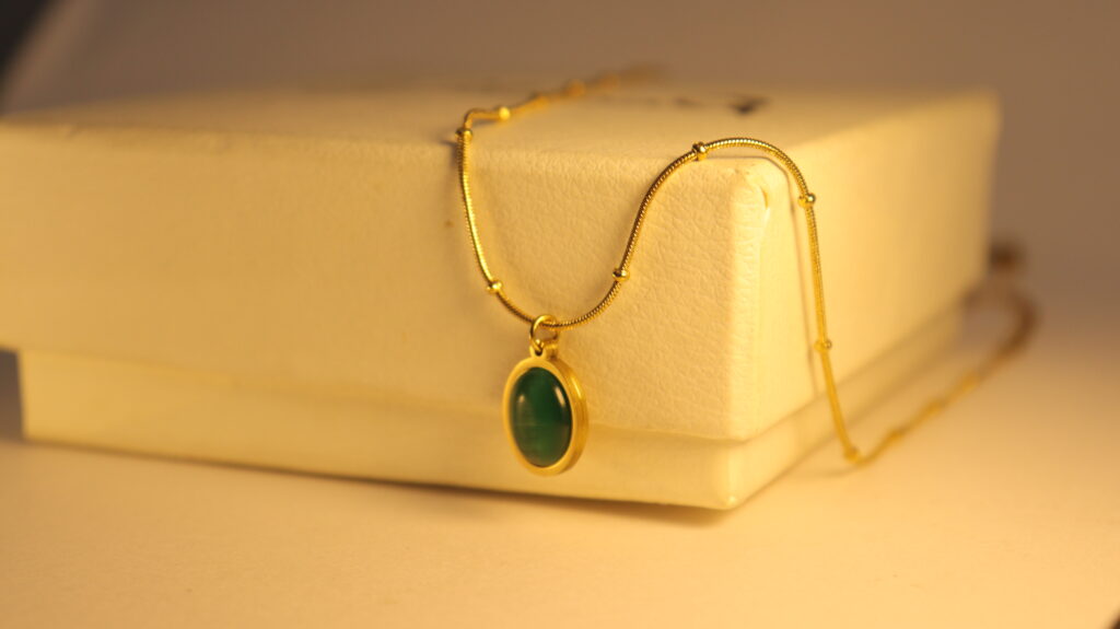 dilaraa-emerald-oval-necklace