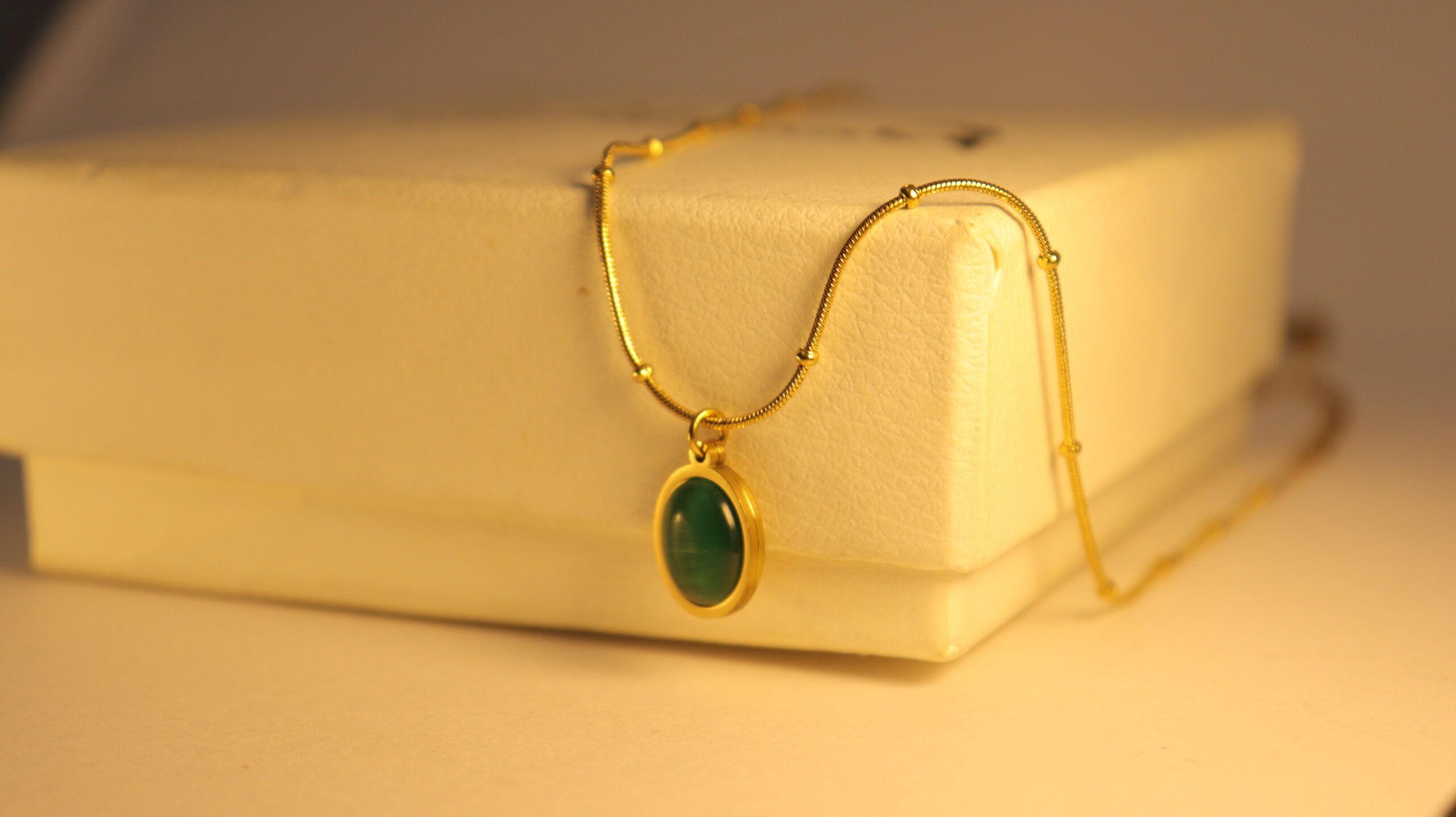 dilaraa-emerald-oval-necklace