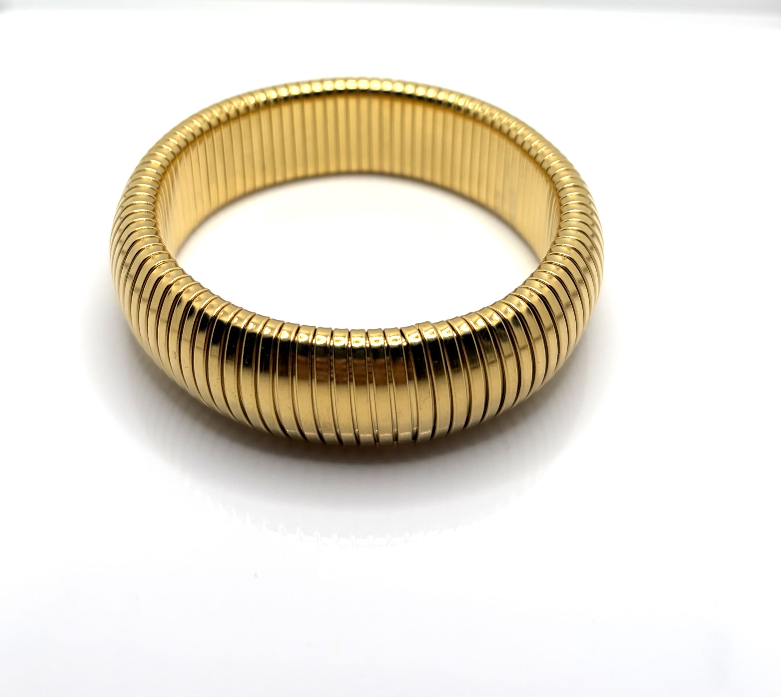 dilaraa-gold-ribbed-bangle